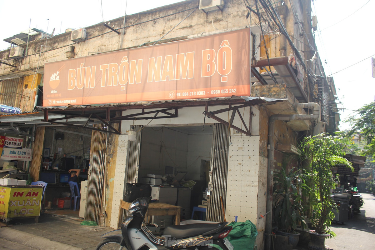 Ben trong khu tap the 'cho sap' giua Thu do-Hinh-24