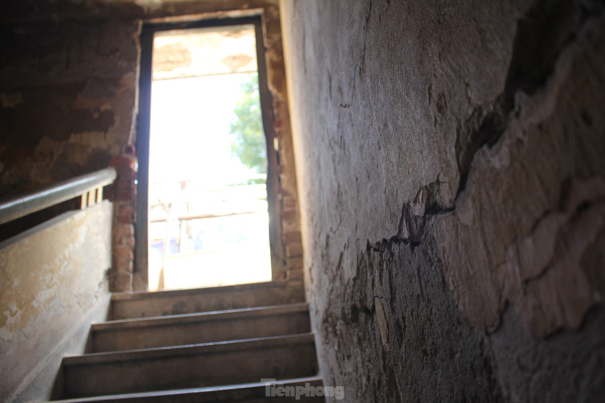 Ben trong khu tap the 'cho sap' giua Thu do-Hinh-32