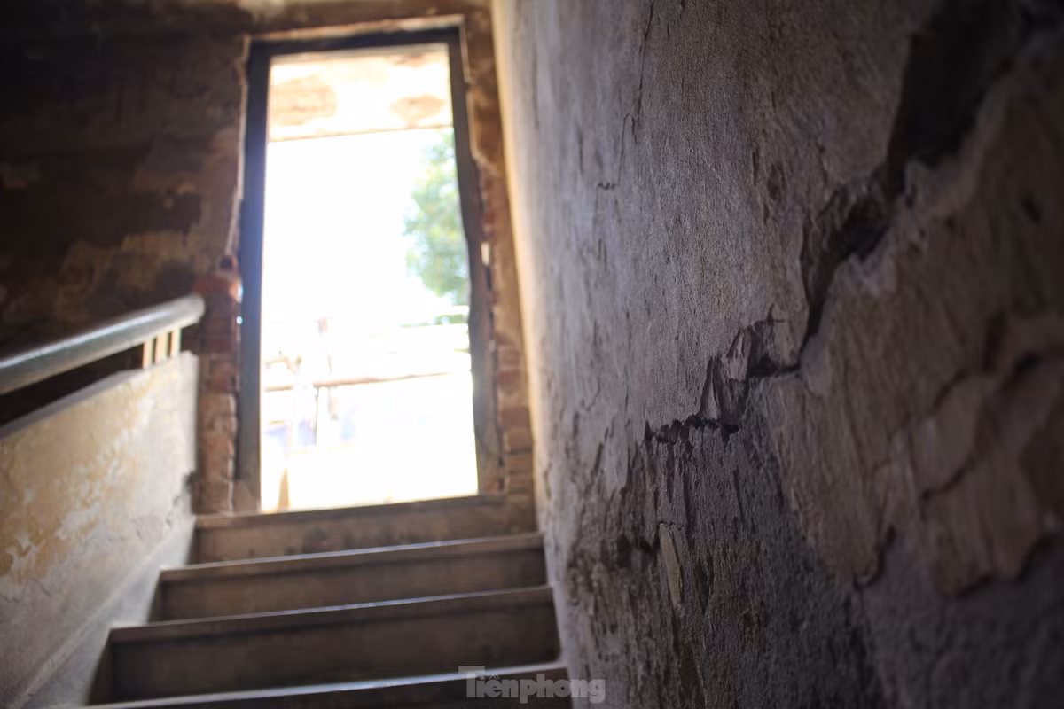 Ben trong khu tap the 'cho sap' giua Thu do-Hinh-32