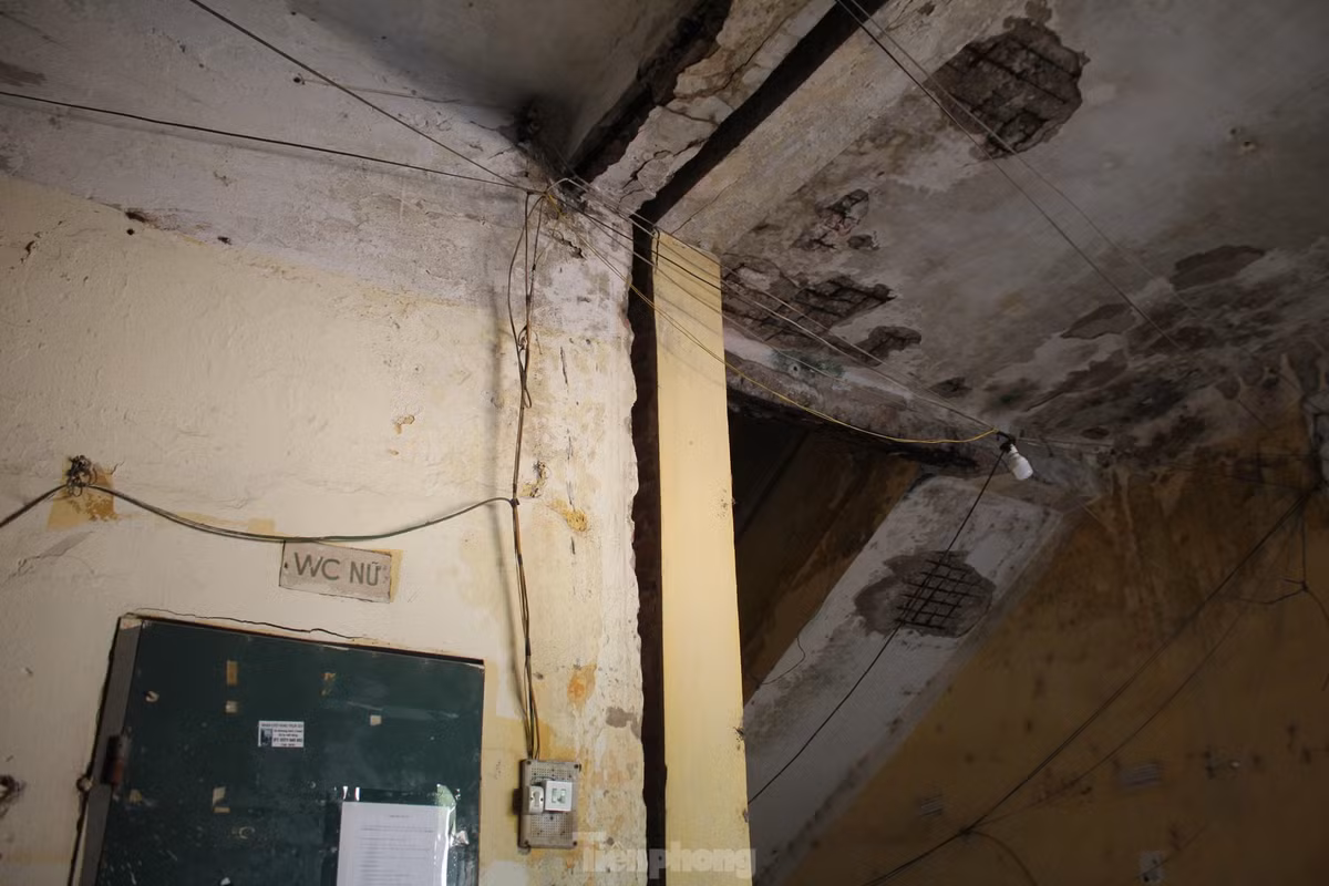 Ben trong khu tap the 'cho sap' giua Thu do-Hinh-35