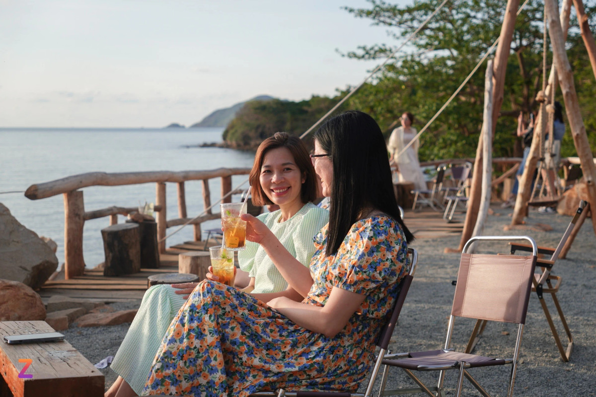 Lần đầu đi săn bình minh Côn Đảo tại địa điểm này, chị An và Trang (du khách Bắc Ninh) khá hài lòng với trải nghiệm. "Quán đơn giản, thoáng mát, thức uống khá rẻ so với các điểm du lịch khác", chị Trang nói. Trước đây, nữ du khách từng ngắm mặt trời mọc ở Cầu Tàu 914, địa điểm cũng khá đẹp với nhiều góc chụp ảnh. Hai nữ du khách dành 2N1Đ du lịch Côn Đảo, sau đó tiếp tục bay vào TP.HCM vui chơi trước khi về lại Hà Nội.