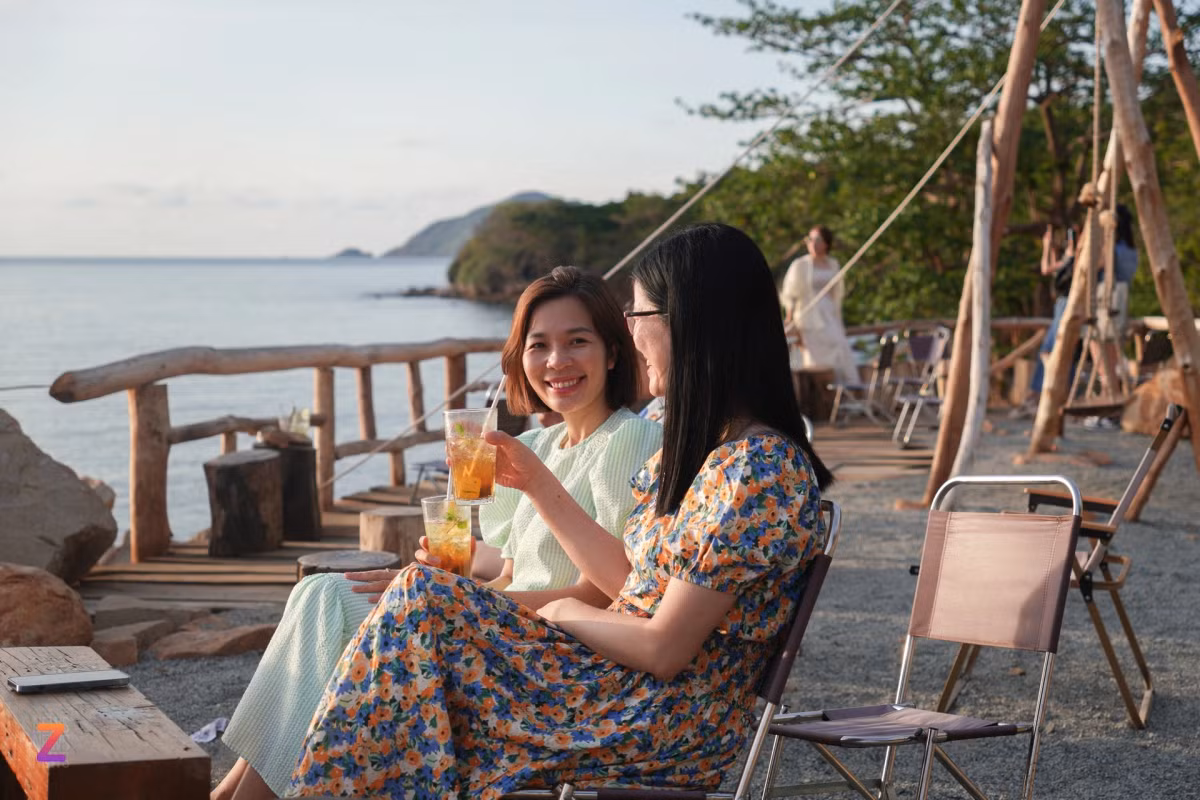 Lần đầu đi săn bình minh Côn Đảo tại địa điểm này, chị An và Trang (du khách Bắc Ninh) khá hài lòng với trải nghiệm. "Quán đơn giản, thoáng mát, thức uống khá rẻ so với các điểm du lịch khác", chị Trang nói. Trước đây, nữ du khách từng ngắm mặt trời mọc ở Cầu Tàu 914, địa điểm cũng khá đẹp với nhiều góc chụp ảnh. Hai nữ du khách dành 2N1Đ du lịch Côn Đảo, sau đó tiếp tục bay vào TP.HCM vui chơi trước khi về lại Hà Nội.