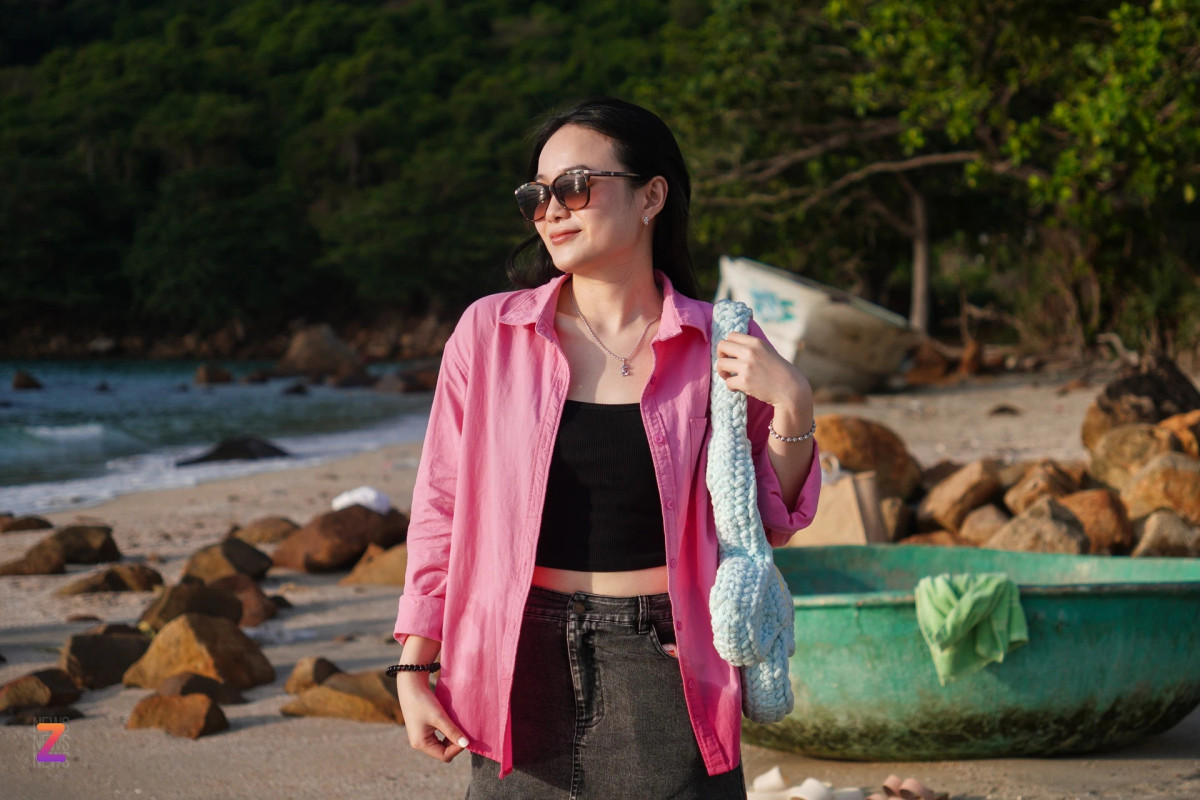 Dọc các bãi biển phía Đông cũng là điểm chụp ảnh yêu thích của nhiều bạn trẻ. Trâm Nguyễn (du khách Bình Dương) cho biết khi vừa đặt chân xuống tàu, cô nhanh chóng bị thu hút bởi vùng biển xanh trong vắt nơi đây. "Chỉ có 2N1Đ trên đảo, tôi cùng gia đình tranh thủ đi viếng Cô, ghé các điểm tham quan, check-in và thưởng thức các món đặc sản tại đây", nữ du khách chia sẻ.