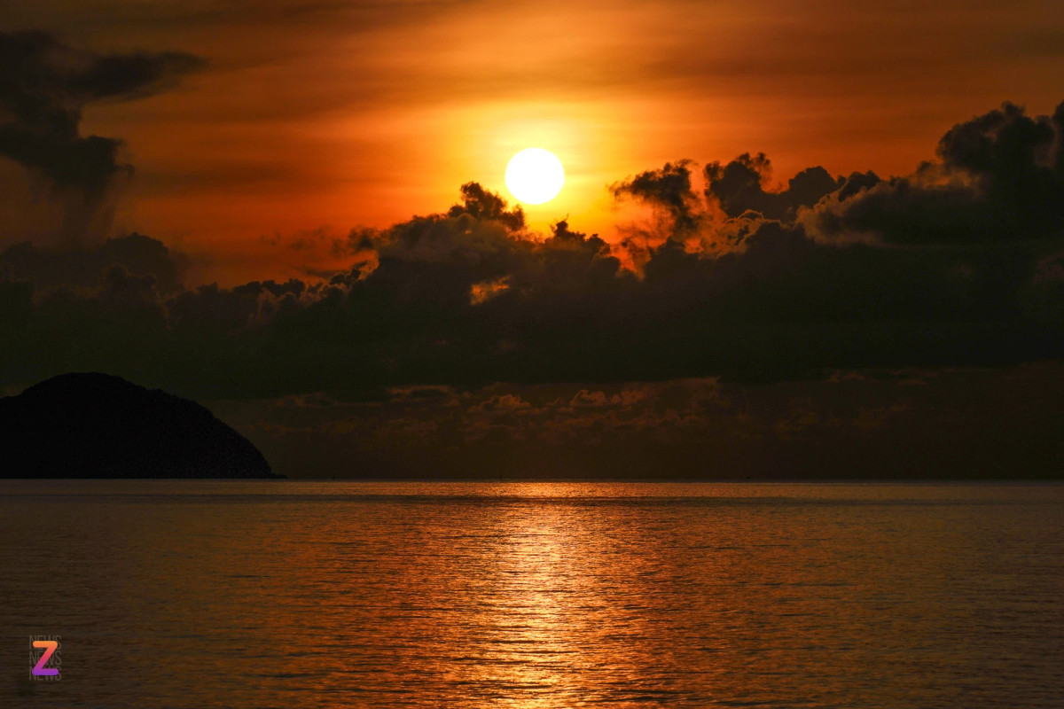 Thời tiết mùa hè ở đảo khá thất thường, lúc nắng lúc mưa. Sau bao giây phút chờ đợi, du khách đã có cơ hội ngắm nhìn mặt trời tròn xoe xuất hiện sau những đám mây. Ánh nắng ban mai rực rỡ dát vàng mặt biển, bên dưới là những đám mây đen với hình thù kì bí mang đến khung cảnh hùng vĩ, ấn tượng.