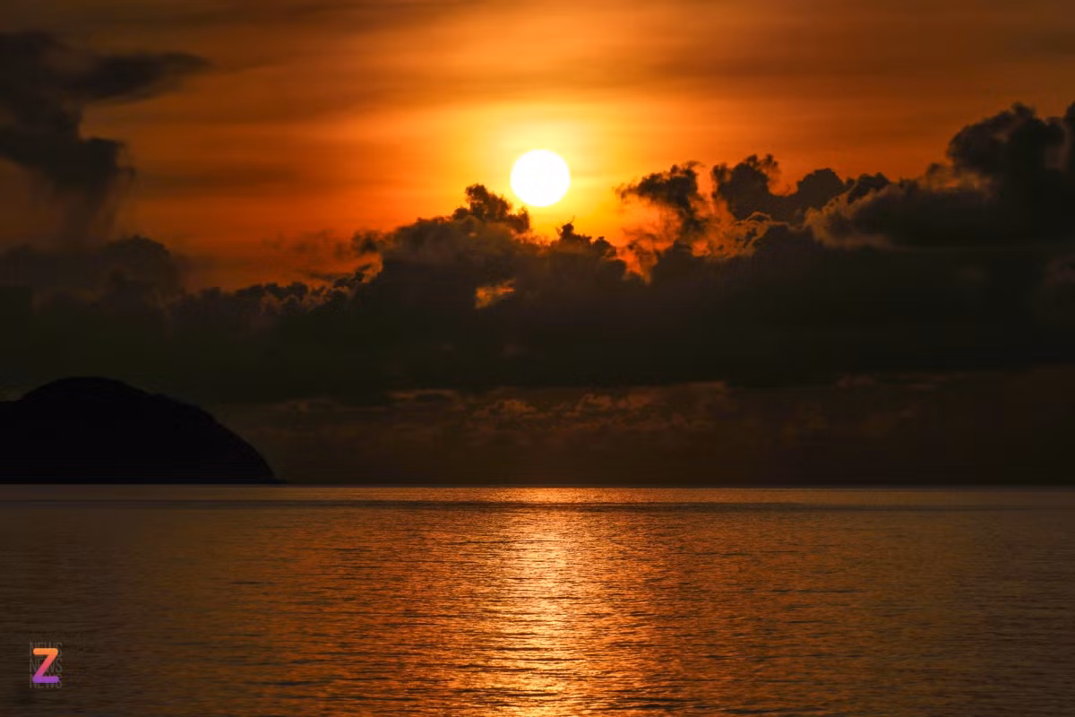 Thời tiết mùa hè ở đảo khá thất thường, lúc nắng lúc mưa. Sau bao giây phút chờ đợi, du khách đã có cơ hội ngắm nhìn mặt trời tròn xoe xuất hiện sau những đám mây. Ánh nắng ban mai rực rỡ dát vàng mặt biển, bên dưới là những đám mây đen với hình thù kì bí mang đến khung cảnh hùng vĩ, ấn tượng.