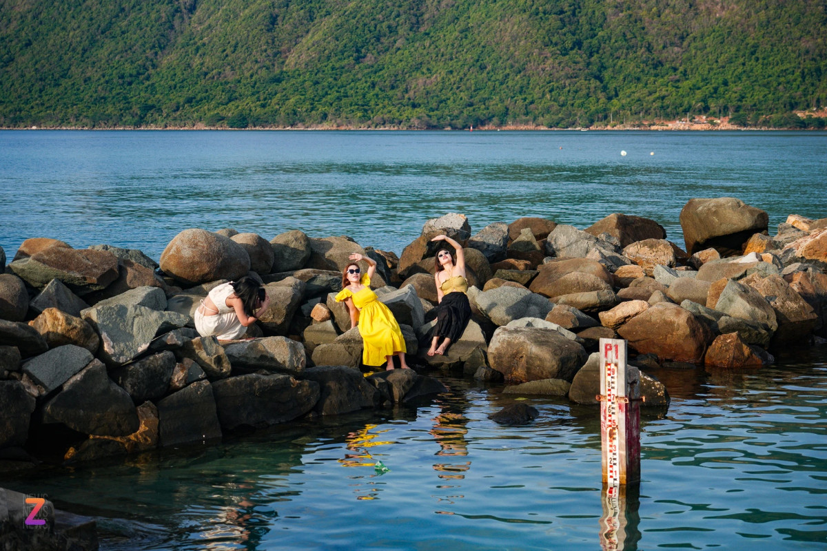 Tại khu vực Cầu Tàu 914 cũng thu hút nhiều du khách đến đây ngắm cảnh, chụp ảnh. Một bên là biển, một bên là núi, nơi đây sở hữu khung cảnh thanh bình nên thơ khiến nhiều du khách ấn tượng. Đây cũng là di tích lịch sử nổi tiếng, điểm check-in không thể bỏ qua khi đến Côn Đảo.