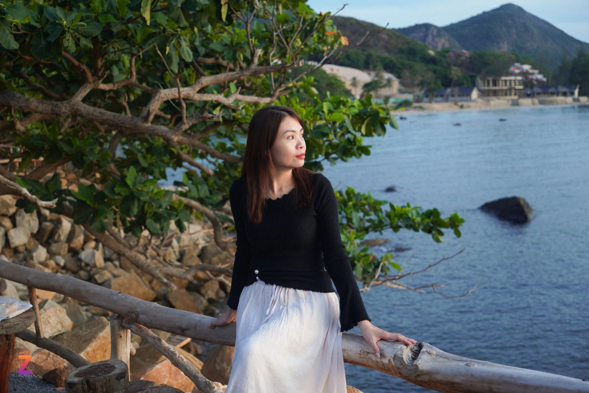 Ngọc Bích (đến từ Cà Mau) thức dậy từ 4h sáng để chuẩn bị đi ngắm mặt trời mọc. "Nhóm tôi có 10 người, chuẩn bị mất khá nhiều thời gian mới có thể ra khỏi khách sạn. May là mọi người đều chịu khó dậy sớm", nữ du khách chia sẻ. Địa điểm này chị được một bạn hướng dẫn viên bản địa giới thiệu. "Ngắm bình minh ở đây rất tuyệt, cảm giác bình yên, thư giãn. Mỗi năm tôi đều đến Côn Đảo ít nhất một lần, mỗi mùa nơi đây lại có những loại hoa, cảnh sắc riêng, mang đến trải nghiệm khác biệt", chị Bích chia sẻ.