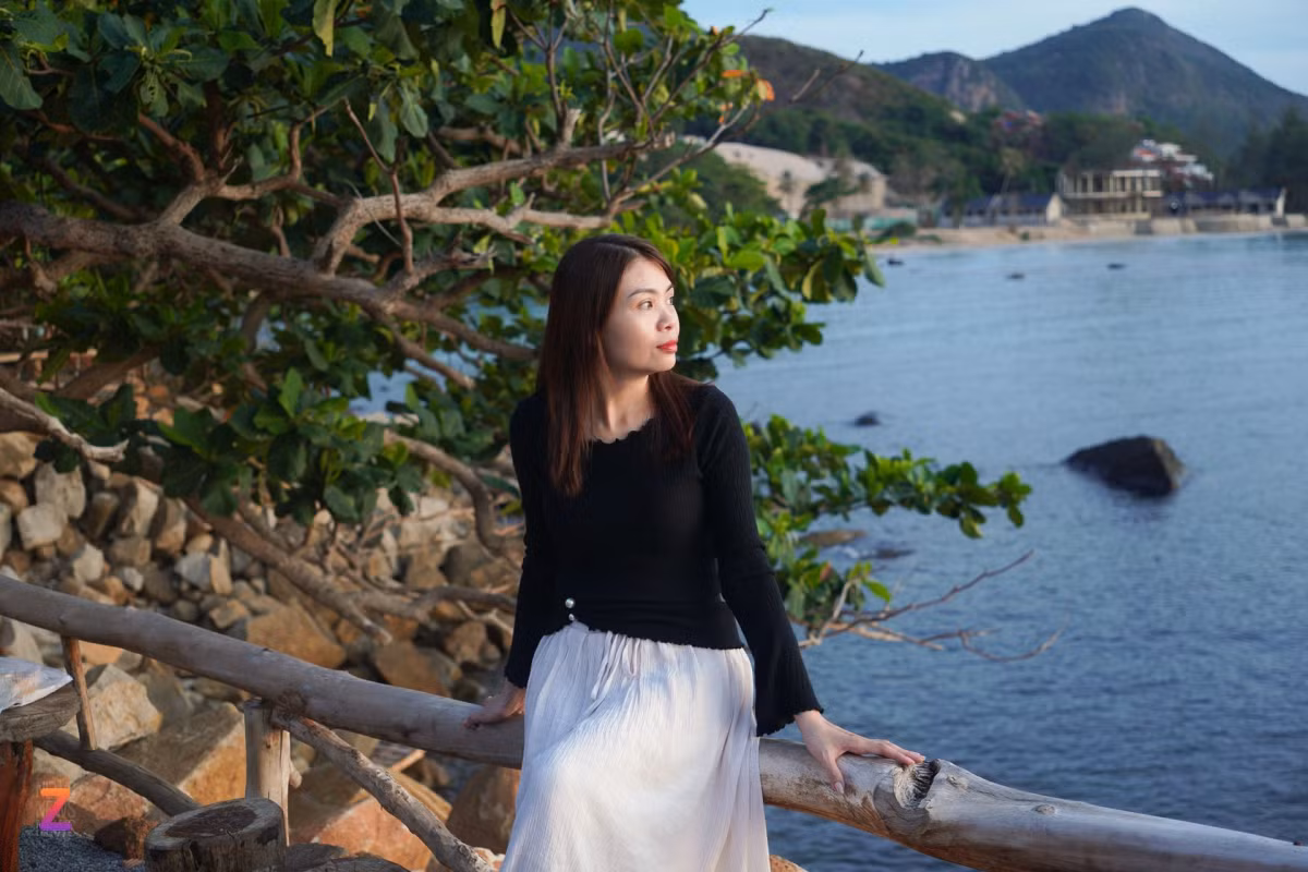 Ngọc Bích (đến từ Cà Mau) thức dậy từ 4h sáng để chuẩn bị đi ngắm mặt trời mọc. "Nhóm tôi có 10 người, chuẩn bị mất khá nhiều thời gian mới có thể ra khỏi khách sạn. May là mọi người đều chịu khó dậy sớm", nữ du khách chia sẻ. Địa điểm này chị được một bạn hướng dẫn viên bản địa giới thiệu. "Ngắm bình minh ở đây rất tuyệt, cảm giác bình yên, thư giãn. Mỗi năm tôi đều đến Côn Đảo ít nhất một lần, mỗi mùa nơi đây lại có những loại hoa, cảnh sắc riêng, mang đến trải nghiệm khác biệt", chị Bích chia sẻ.