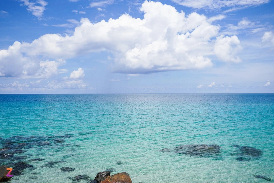 Côn Đảo sở hữu một loạt các bãi tắm đẹp như bãi Đầm Trầu, bãi An Hải, bãi Nhát... Du khách có thể chạy dọc cung đường ven biển từ cảng Bến Đầm về trung tâm đảo để tận hưởng làn gió mát, ngắm nhìn biển xanh, thoả thích bơi lội giữa làn trong vắt. Ngoài ra, khám phá các hòn đảo nhỏ, lặn biển ở Hòn Cau, hòn Bảy Cạnh, tham gia tour thả rùa biển,... cũng mang đến nhiều trải nghiệm thú vị cho du khách.