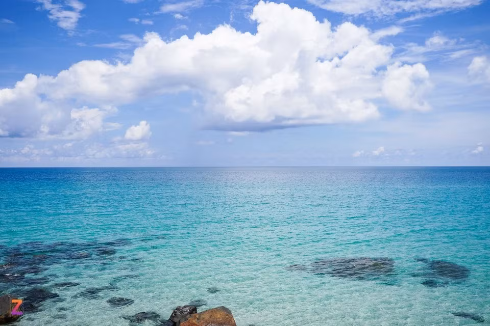 Côn Đảo sở hữu một loạt các bãi tắm đẹp như bãi Đầm Trầu, bãi An Hải, bãi Nhát... Du khách có thể chạy dọc cung đường ven biển từ cảng Bến Đầm về trung tâm đảo để tận hưởng làn gió mát, ngắm nhìn biển xanh, thoả thích bơi lội giữa làn trong vắt. Ngoài ra, khám phá các hòn đảo nhỏ, lặn biển ở Hòn Cau, hòn Bảy Cạnh, tham gia tour thả rùa biển,... cũng mang đến nhiều trải nghiệm thú vị cho du khách.