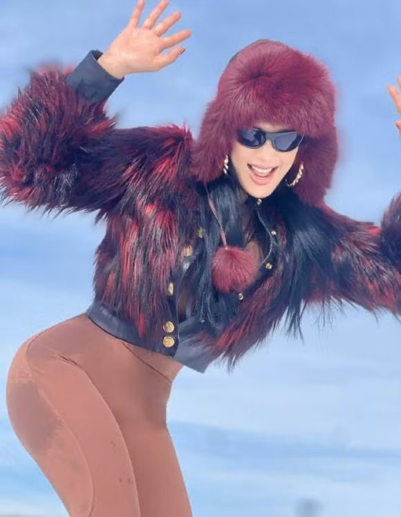 'Bom sex' goc Viet - Chung Le De khoe ve goi cam duoi tuyet-Hinh-2