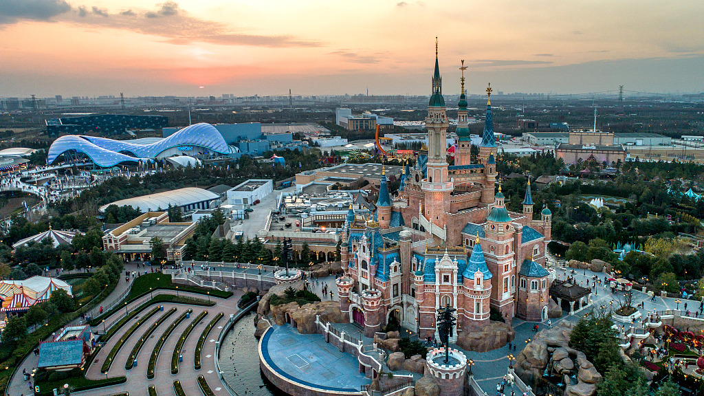 Vi sao khong may bay nao duoc phep bay qua cong vien Disneyland?