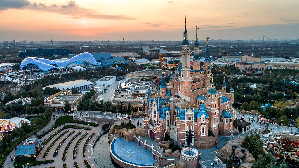 Vi sao khong may bay nao duoc phep bay qua cong vien Disneyland?