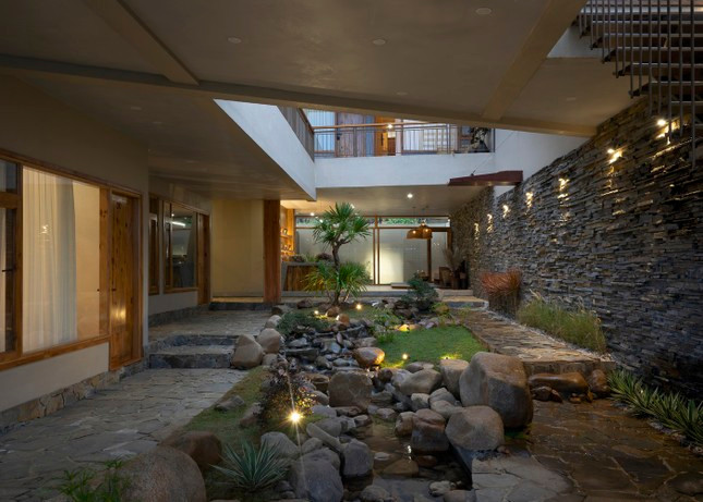 Các phòng lưu trú nhìn ra một khu vườn tiểu cảnh trung tâm dưới giếng trời, mở ra không gian êm đềm, hoang sơ của những con suối nhỏ chảy róc rách qua những khe đá cuội.