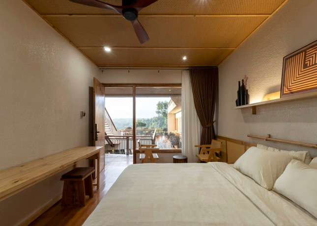 Không gian trong phòng đơn giản và mộc mạc với nội thất chủ đạo là gỗ tại địa phương.