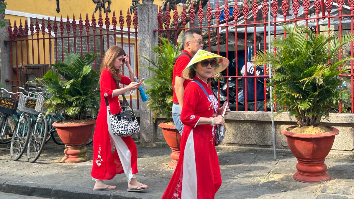 Các du khách nước ngoài cũng chọn áo dài Việt Nam làm trang phục chụp ảnh tại Hội An.