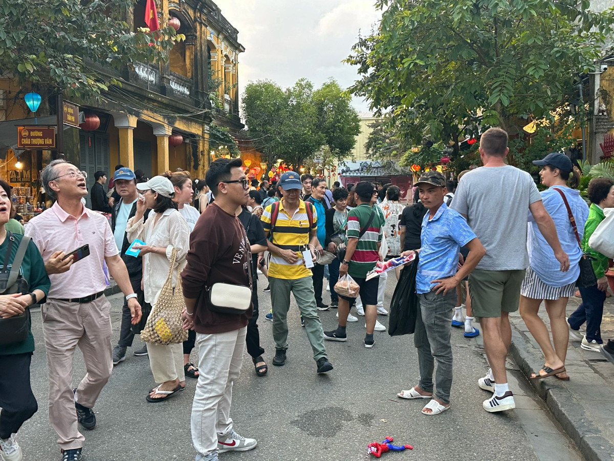 Những ngày trung tuần tháng 1/2024, mỗi ngày có hàng nghìn lượt du khách đến thăm phố cổ Hội An.