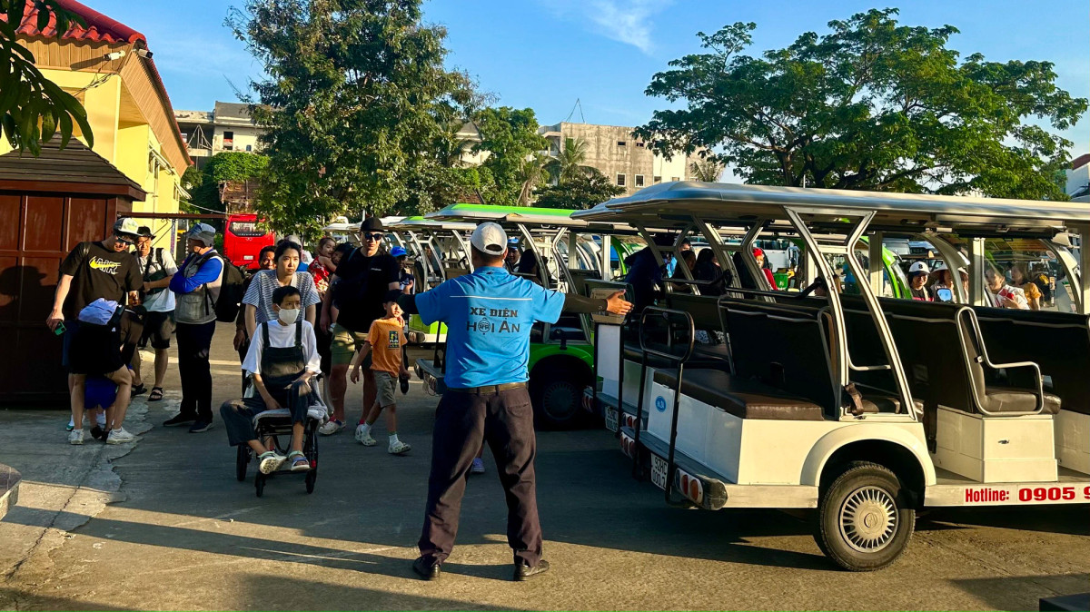 Dù không phải mùa cao điểm du lịch nhưng lượng khách đổ về Hội An rất đông.