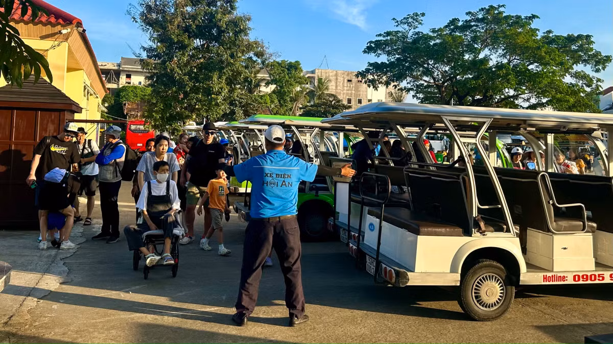 Dù không phải mùa cao điểm du lịch nhưng lượng khách đổ về Hội An rất đông.