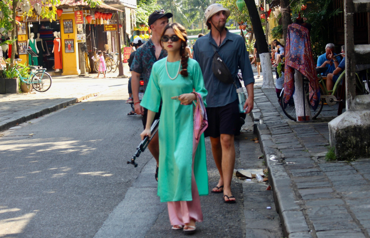 Dễ dàng bắt gặp thiếu nữ với áo dài truyền thống tại Hội An.