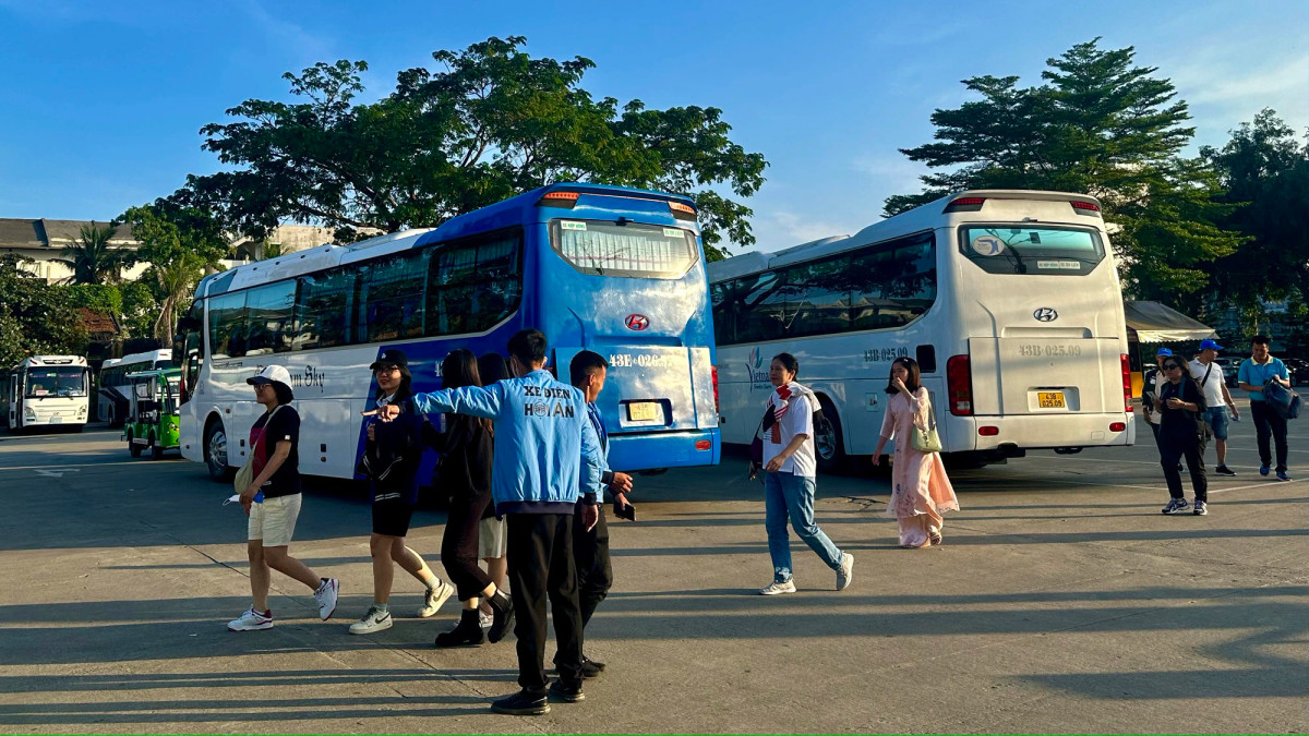 Các bãi đỗ xe luôn trong tình trạng kín chỗ. Không chỉ xe cá nhân, xe của các hãng lữ hành nườm nượp đưa khách về du ngoạn phố cổ