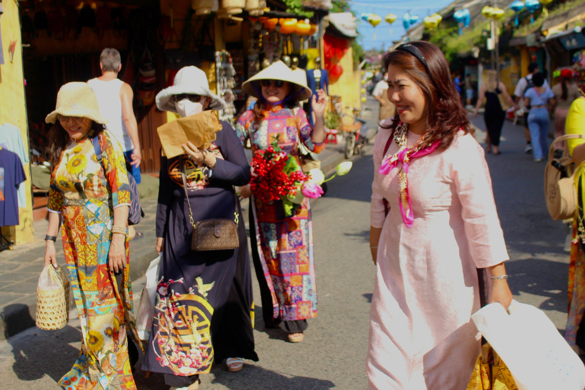 Rực rỡ sắc màu tại phố cổ với áo dài.