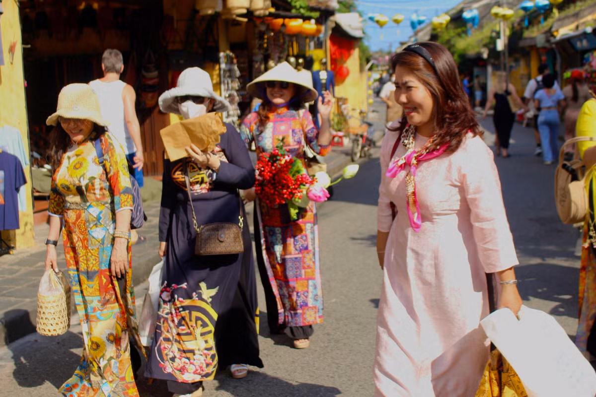 Rực rỡ sắc màu tại phố cổ với áo dài.