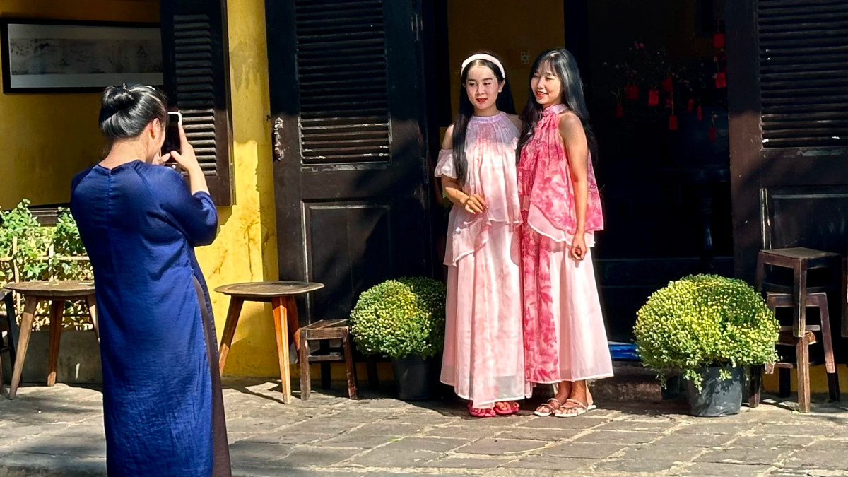 Theo ghi nhận, những ngày qua rất đông du khách đến với phố cổ Hội An, đặc biệt vào dịp cuối tuần để thực hiện những bộ ảnh đón tết Giáp Thìn.