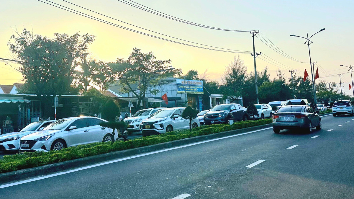 Những ngày cận tết Nguyên đán Giáp Thìn 2024, du khách thập phương ùn ùn đổ về phố cổ Hội An (tỉnh Quảng Nam) vui chơi, ngắm cảnh.