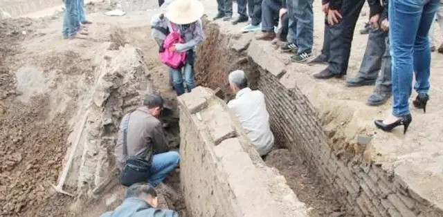 2 cha con dao mong nha bat ngo phat hien 1 “con lon“