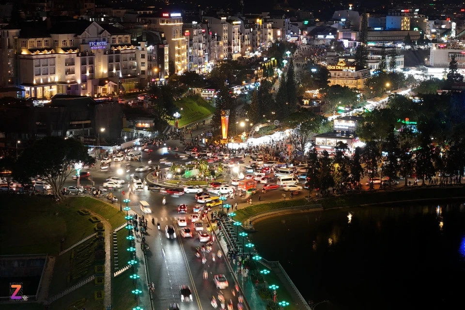 Theo ghi nhận của Tri Thức - Znews, buổi tối 27/4, nhiệt độ Đà Lạt ở mức 20 độ C, trời không mưa, thuận lợi cho việc khám phá các địa danh. Ở khu vực chợ đêm, không khí bắt đầu trở nên náo nhiệt, đông đúc từ khoảng 20h.