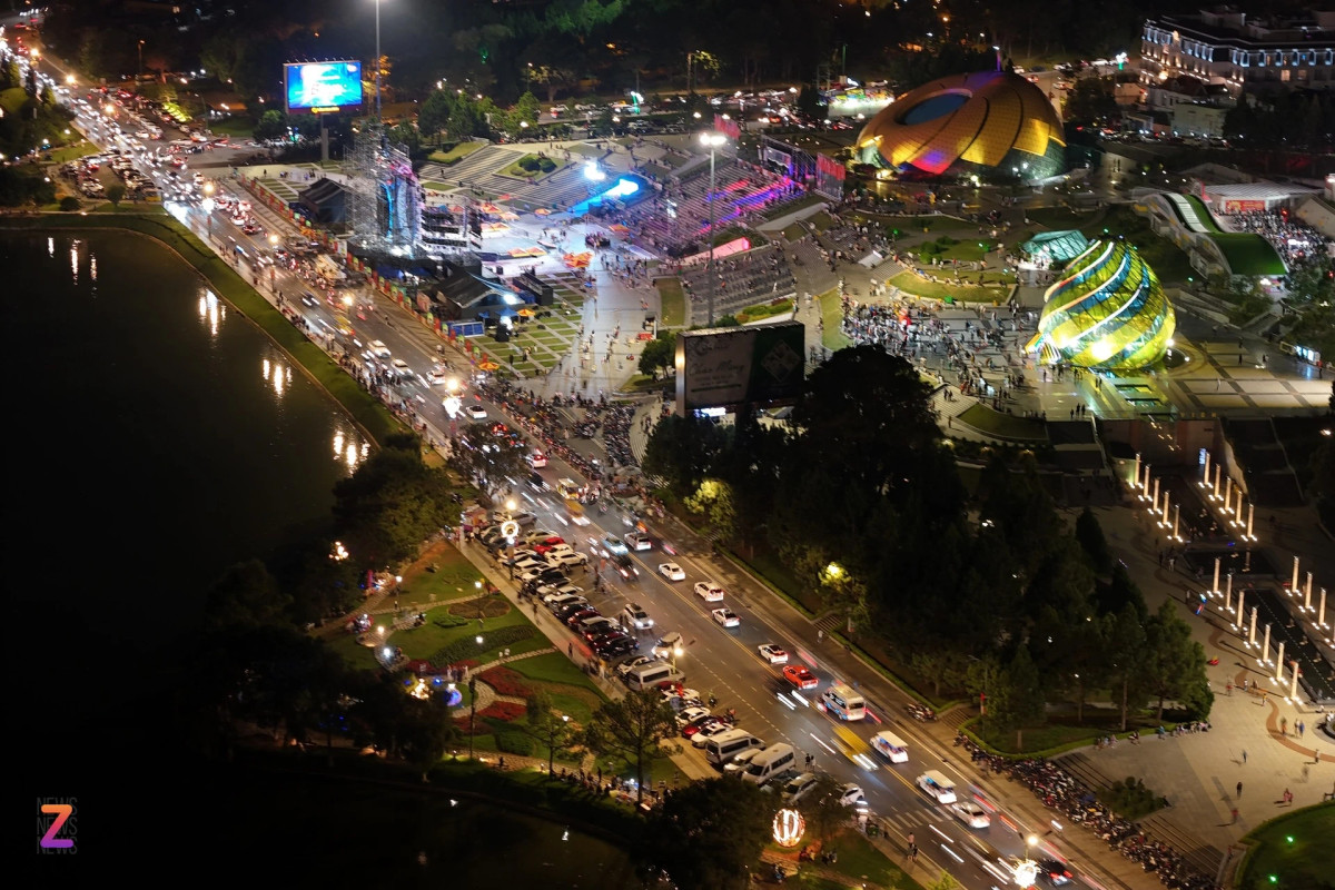 Khu vực quảng trường Lâm Viên cách chợ đêm khoảng 1 km cũng nhộn nhịp, du khách đổ về tham quan xem ca nhạc và vui chơi.