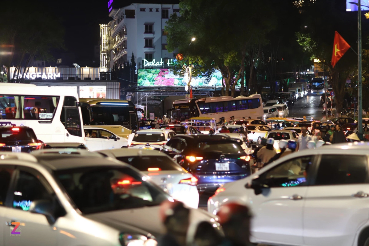 Các con đường xung quanh chợ đông nghịt, tuy nhiên tình trạng giao thông vẫn ổn định do có lực lượng chức năng hỗ trợ điều tiết phân luồng.