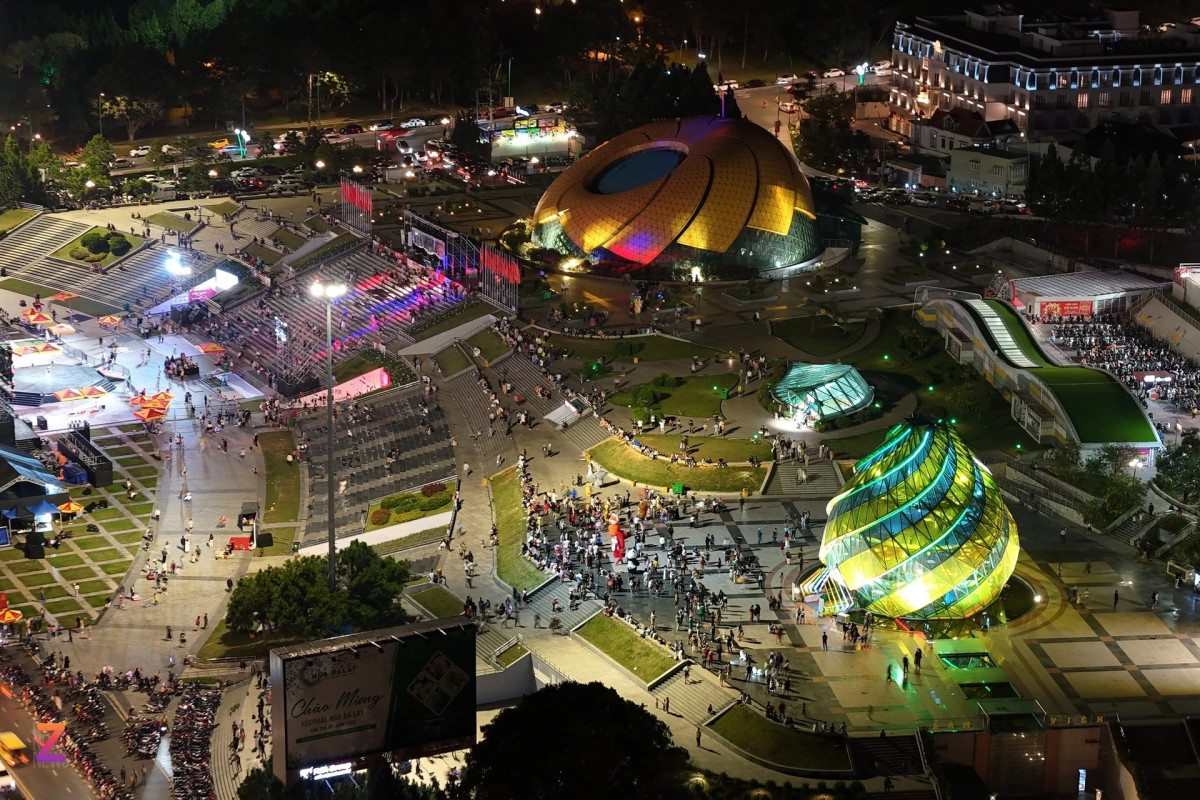 Vào hai đêm 27-28/4, sân vận động Đà Lạt sẽ tổ chức hai đêm nhạc miễn phí mang tên “Sweet Love”. Sự tham gia của các ca sĩ nổi tiếng như Phương Mỹ Chi, Thùy Chi, Quân AP, Trịnh Thăng Bình cùng với các rapper được yêu thích như Binz, Bray, 24K Right, Huỳnh Công Hiếu sẽ làm nên hai chương trình đáng nhớ.