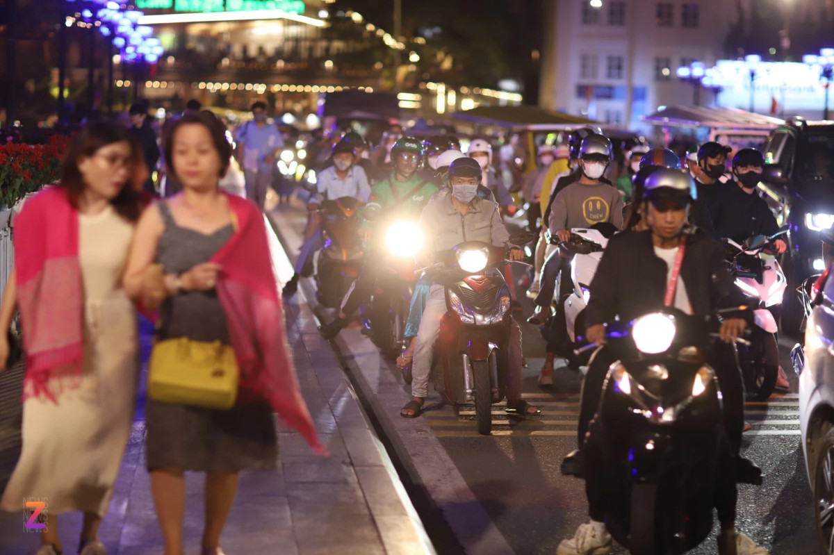 Lượng ôtô, xe máy lưu thông qua khu vực chợ Đà Lạt (nơi giao nhau của các tuyến đường chính như Trần Quốc Toản, Nguyễn Văn Cừ, Lê Thị Hồng Gấm) khá đông. Lực lượng CSGT của TP Đà Lạt túc trực tại đây để điều tiết luồng xe cộ.