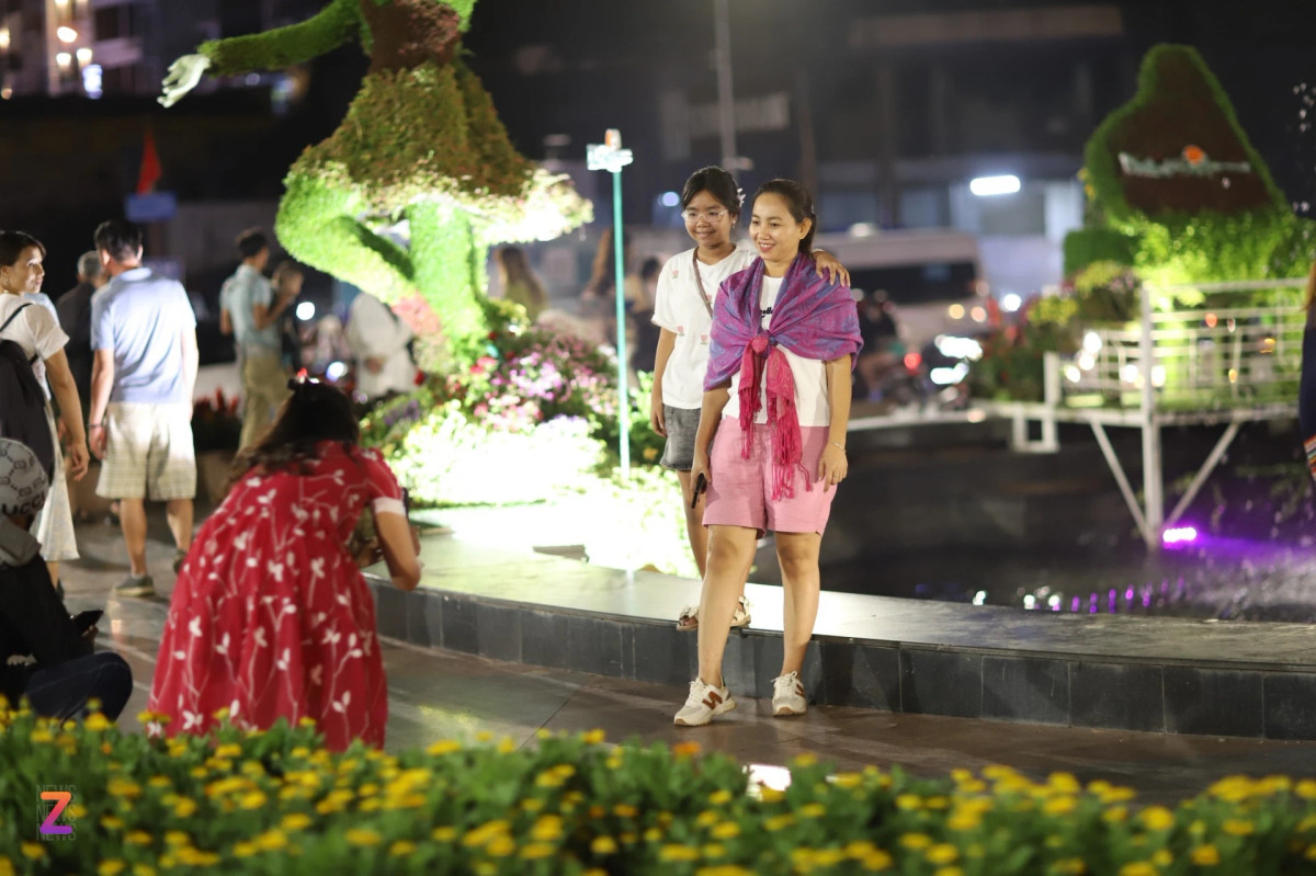 Hiện tại, thành phố Đà Lạt hiện có 2.437 cơ sở lưu trú du lịch với tổng cộng 31.000 phòng, đảm bảo có đủ chỗ nghỉ cho du khách. Theo khảo sát từ ngày 17/3 đến 6/4 của Booking.com, Đà Lạt ghi nhận số lượt tìm kiếm tăng vọt cho kì nghỉ lễ 30/4 - 1/5 năm nay. TP cao nguyên này cũng là điểm đến được nhiều du khách đặt phòng nhất, tiếp theo là Đà Nẵng, Nha Trang, Vũng Tàu, TP.HCM, Hội An, Huế, Hà Nội, Phan Thiết và Mũi Né, theo Booking.