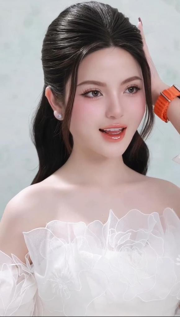 Chu Thanh Huyen va Quang Hai bi bat gap tai mot showroom o to-Hinh-2