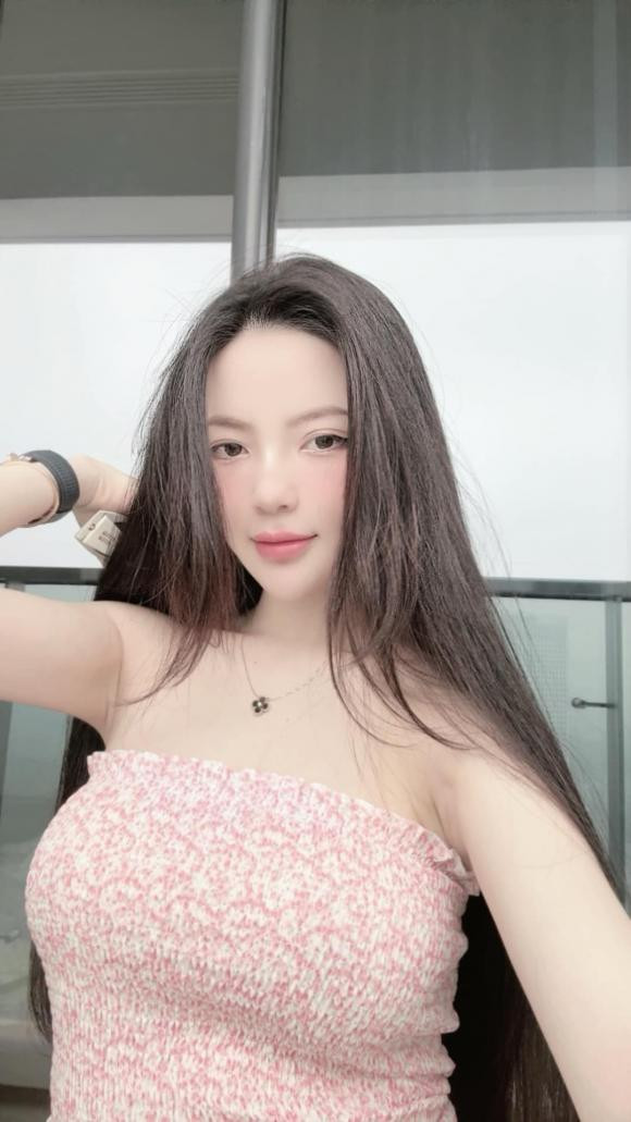 Chu Thanh Huyen va Quang Hai bi bat gap tai mot showroom o to-Hinh-5