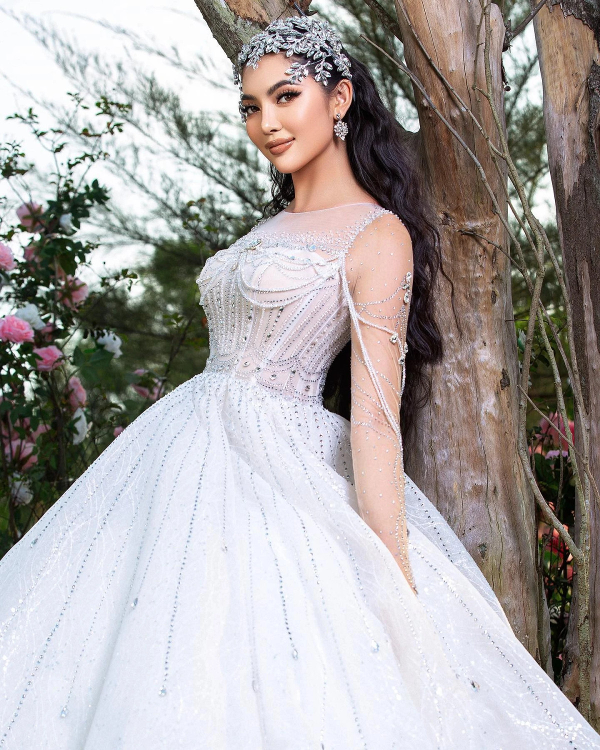 Vượt 29 đối thủ, người đẹp Sóc Trăng Trần Thị Thu Uyên đăng quang Hoa hậu Đại dương Việt Nam hồi tháng 8. Trước đó, cô thắng giải Hoa khôi Đại học Nam Cần Thơ 2019, vào vòng chung kết Miss World Vietnam 2019 và Hoa hậu Siêu quốc gia Việt Nam 2022. Cô 23 tuổi, cao 1,74 m, số đo ba vòng 82-64-92 cm. Hoa hậu thừa nhận "dao kéo" để tự tin hơn. Ảnh: @sylvie.tran_