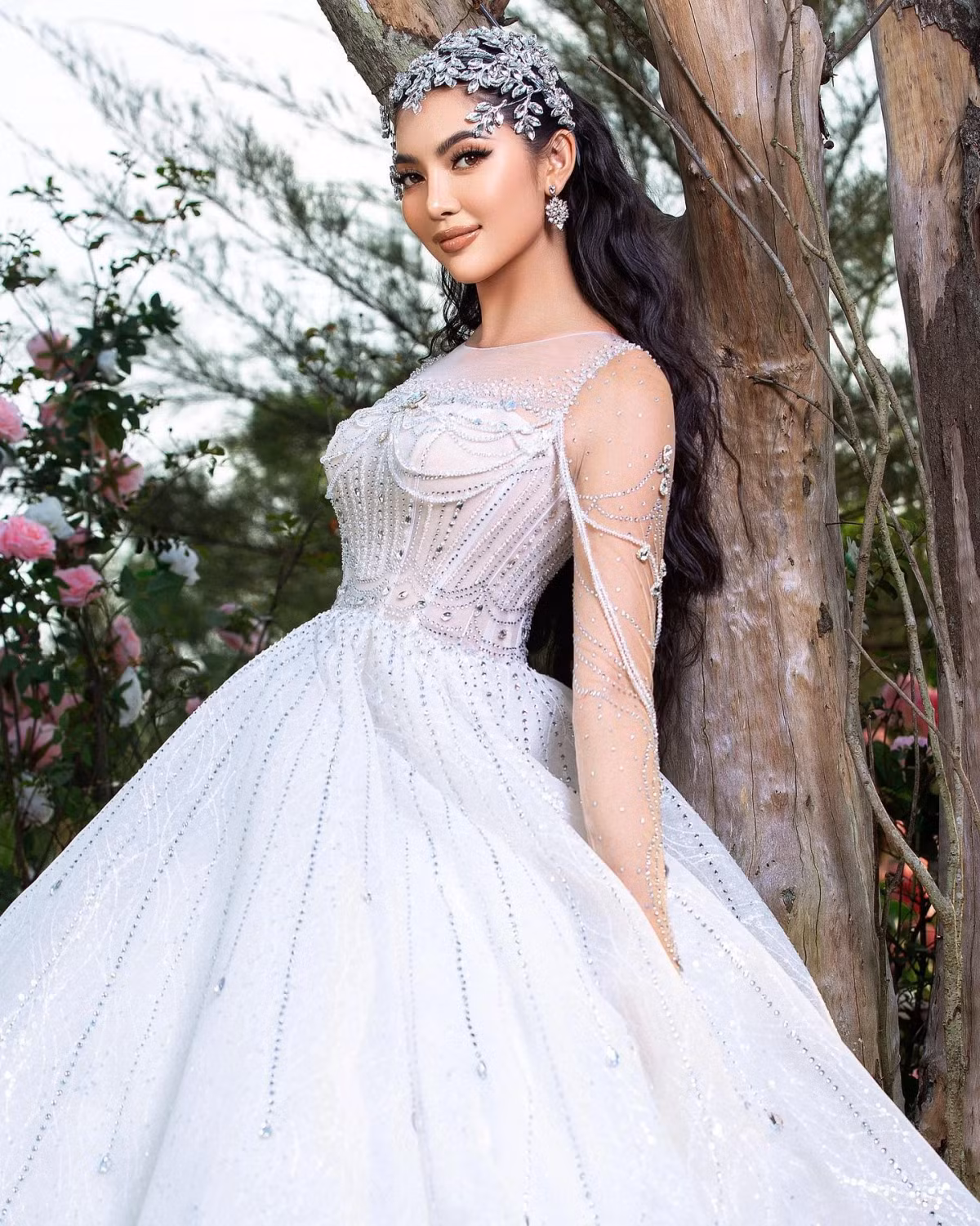 Vượt 29 đối thủ, người đẹp Sóc Trăng Trần Thị Thu Uyên đăng quang Hoa hậu Đại dương Việt Nam hồi tháng 8. Trước đó, cô thắng giải Hoa khôi Đại học Nam Cần Thơ 2019, vào vòng chung kết Miss World Vietnam 2019 và Hoa hậu Siêu quốc gia Việt Nam 2022. Cô 23 tuổi, cao 1,74 m, số đo ba vòng 82-64-92 cm. Hoa hậu thừa nhận "dao kéo" để tự tin hơn. Ảnh: @sylvie.tran_