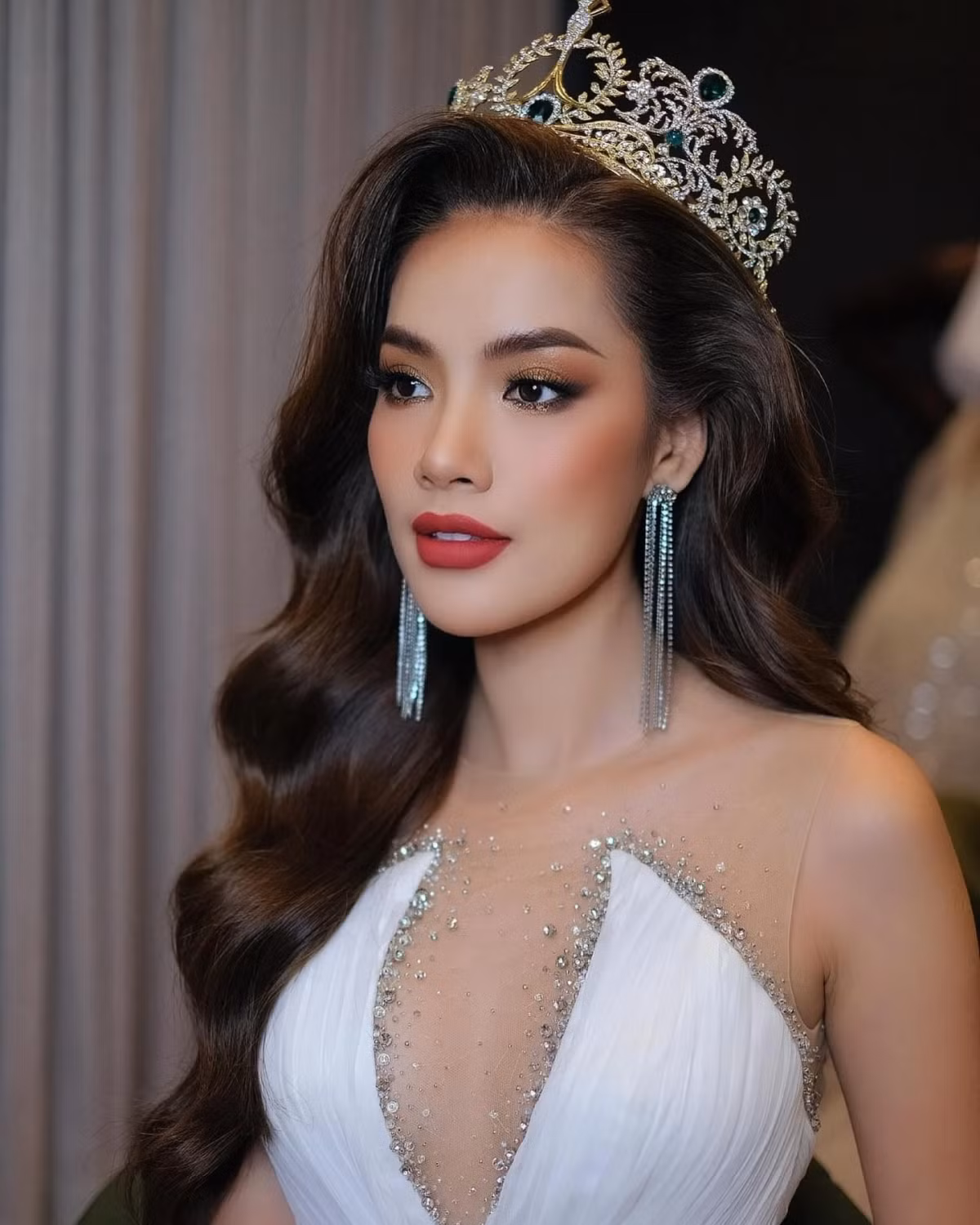 Danh hiệu Miss Grand Vietnam 2023 gọi tên Lê Hoàng Phương. Cô sinh năm 1995, đến từ Khánh Hoà. Thế mạnh của Hoàng Phương là đôi chân dài với chỉ số hình thể 87-63-95 cm, chiều cao 1,76 m, kinh nghiệm trình diễn dày dặn. Điều đó giúp đại diện Việt Nam nổi bật trên sân khấu Miss Grand International và cán đích vị trí Á hậu 4. Thế nhưng, không lâu sau, Hoàng Phương vướng ồn ào vi phạm cam kết, dẫn đến bị bệnh viện thẩm mỹ Nam An (đơn vị tài trợ cuộc thi Miss Grand Vietnam) thông báo chấm dứt hợp đồng. Vụ việc khiến người đẹp mất điểm trước công chúng. Ảnh: @lehoangphuong_.