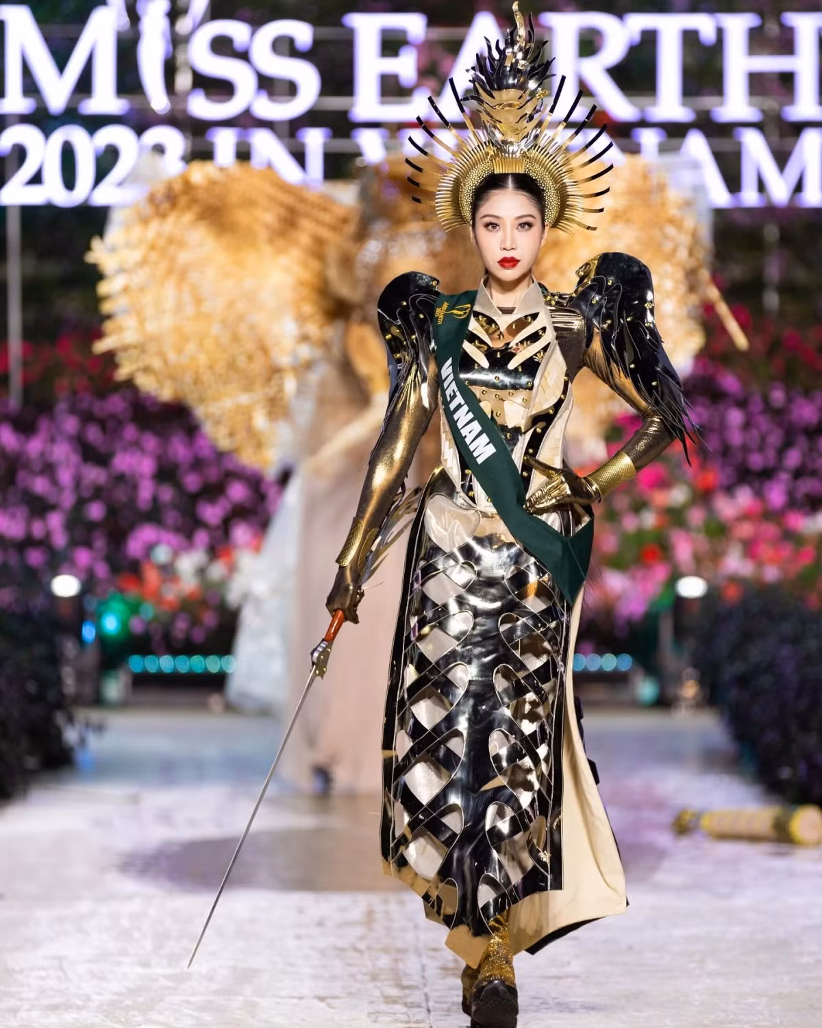 Miss Earth Vietnam 2023 là Đỗ Thị Lan Anh, sinh năm 1997, quê Hà Nội nhưng sống và học ở Mỹ được 20 năm. Người đẹp cao 1,71 m, nặng 48 kg, số đo ba vòng 85-60-95 cm. Thế mạnh của Lan Anh là học vấn giỏi, từng tốt nghiệp Đại học California State - Fullerton, Mỹ, nói được tiếng Anh, Hàn Quốc và Tây Ban Nha. Người đẹp kéo dài chuỗi thành tích của Việt Nam ở Miss Earth khi thắng giải Á hậu 2 (Hoa hậu Nước) trong chung kết ngày 22/12. Ảnh: @natabienzz.