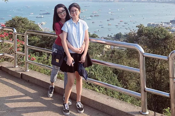 Chia sẻ về con gái với Phụ nữ Việt Nam, Thùy Dương cho hay: ""Hai mẹ con mình đi với nhau như hai chị em nên mình luôn được khen trẻ. Rồi con gái có thể tư vấn cho mẹ về thời trang, những "trend" của "Gen z" khiến mình cũng biết thêm rất nhiều điều về thế giới của các bạn trẻ bây giờ"".