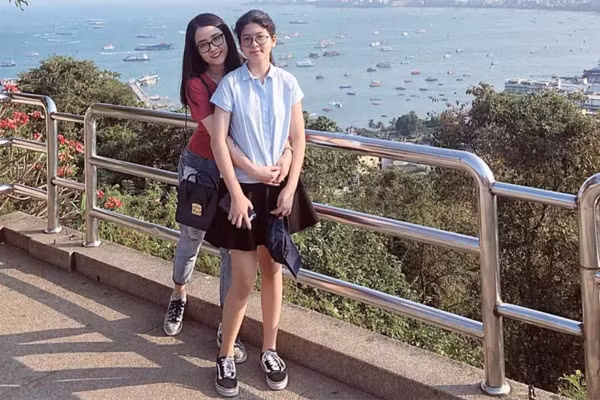 Chia sẻ về con gái với Phụ nữ Việt Nam, Thùy Dương cho hay: ""Hai mẹ con mình đi với nhau như hai chị em nên mình luôn được khen trẻ. Rồi con gái có thể tư vấn cho mẹ về thời trang, những "trend" của "Gen z" khiến mình cũng biết thêm rất nhiều điều về thế giới của các bạn trẻ bây giờ"".