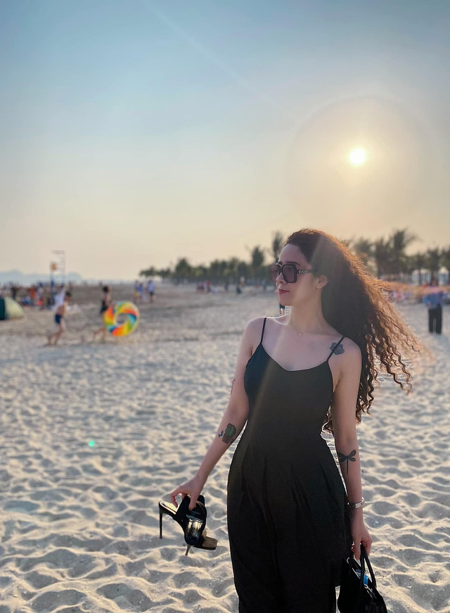 Giống với Ngọc Trâm trong phim, Thùy Dương ngoài đời cũng từng trải qua một cuộc hôn nhân tan vỡ. Thậm chí, cô kết hôn khi còn rất trẻ và ly hôn lúc mới 21 tuổi.