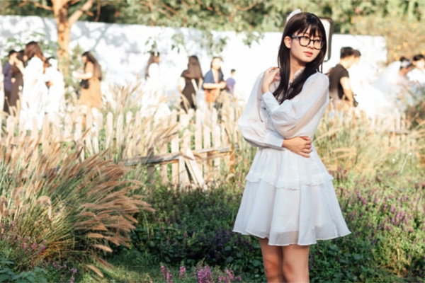 Từng trải qua hôn nhân đổ vỡ, nhưng diễn viên Thùy Dương không hề "áp đặt" tư tưởng về hôn nhân đối với con gái. Cô cho biết sẽ để cho con tự lựa chọn tình yêu và hạnh phúc của mình. Cô chỉ ở bên cạnh Coca, chia sẻ với con về các câu chuyện tình yêu, hôn nhân, giới tính, để qua đó Coca có thêm những bài học cuộc sống. Chính tư tưởng như vậy nên con gái tin tưởng và luôn chia sẻ với Thùy Dương mọi chuyện.