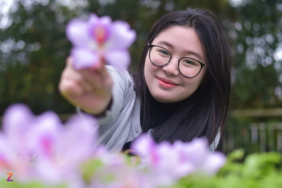 “Vào tầm này năm ngoái, mình cũng đến đây để chụp hoa ban. Tuy nhiên, hoa ban năm ngoái nở dày, đẹp và sặc sỡ hơn năm nay rất nhiều. Mình nghĩ năm nay thời tiết thay đổi rất thất thường khiến hoa ban mới bị mất mùa như thế. Khi chụp ảnh, mình và bạn đi cùng phải lựa góc rất kỹ mới có được ảnh đẹp”, Minh Thu (quận Bắc Từ Liêm) chia sẻ.