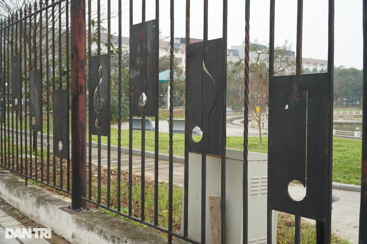 Hàng rào được thiết kế theo hình dạng các nốt nhạc, nhưng hầu như đã gỉ sét. Sau yêu cầu của Chủ tịch UBND TP Hà Nội Trần Sỹ Thanh "làm sống lại các công viên" hồi giữa năm 2023, đơn vị chuyên môn của UBND quận Hà Đông đã phối hợp chủ đầu tư kiểm tra, khắc phục một số tồn tại. Công viên này sau đó được giao về cho UBND phường Yên Nghĩa quản lý, đưa vào sử dụng để phục vụ người dân trước Tết Nguyên đán Giáp Thìn.