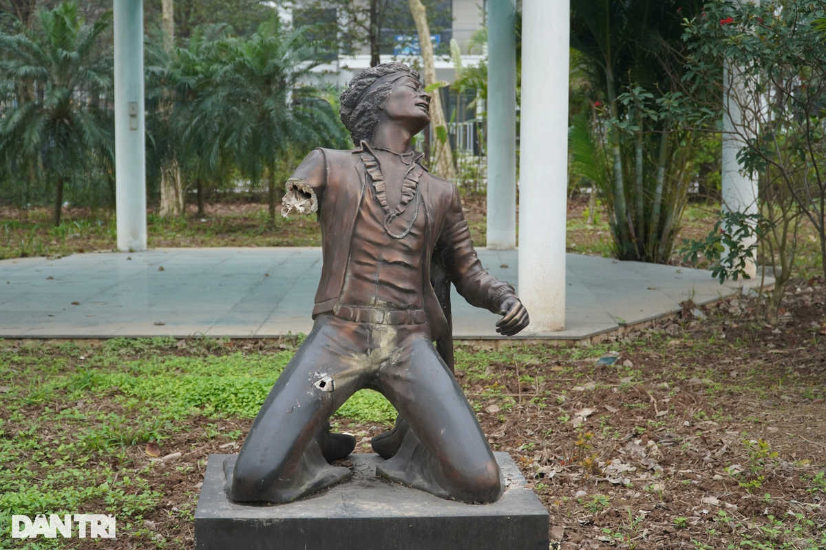 Bức tượng bị gãy một bên cánh tay để lộ phần thạch cao bên trong, đồng thời bị bạc màu, có một vết thủng ở chân. Đây là bức tượng xuống cấp nhất bên trong công viên này.