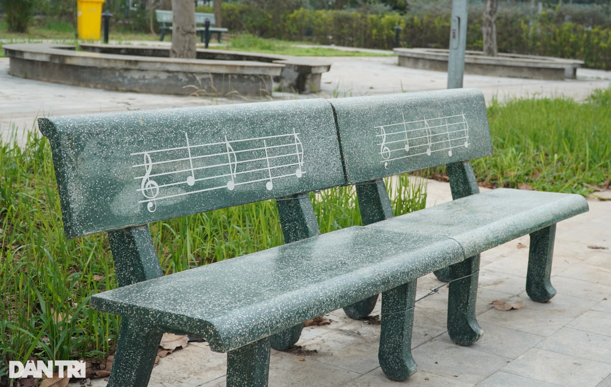 Hạng mục ghế đá vừa được thay mới đầu tháng 2. Cảnh quan bên trong công viên này đều mang chủ đề âm nhạc, từ các khuông nhạc vẽ trên ghế đá, đến đường đi được thiết kế theo hình dạng các phím đàn piano. Dù có ý tưởng độc đáo, cảm nhận chung khi bước vào công viên này vẫn là cũ kỹ, xuống cấp, ít người qua lại. Khuôn viên cũng gần như ít được quét dọn, chăm sóc.